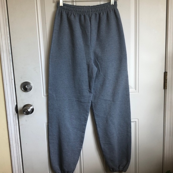 NWOT GILDAN HEAVY BLEND GRAY SWEATPANTS SIZE M - Picture 2 of 5